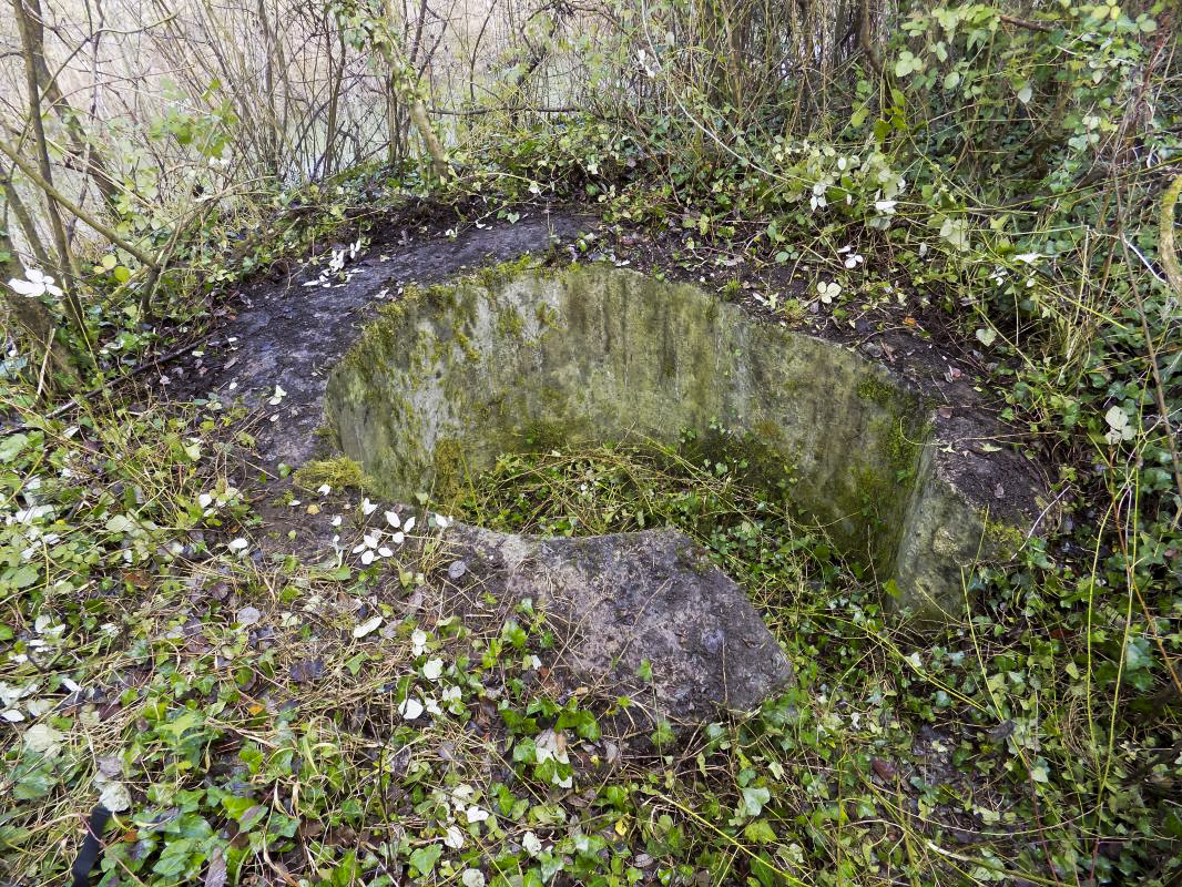 Ligne Maginot - T1 - ECLUSE DE VILLETTE - (Cuve pour arme d'infanterie) - Vers le nord, canal en bas à l'arrière plan