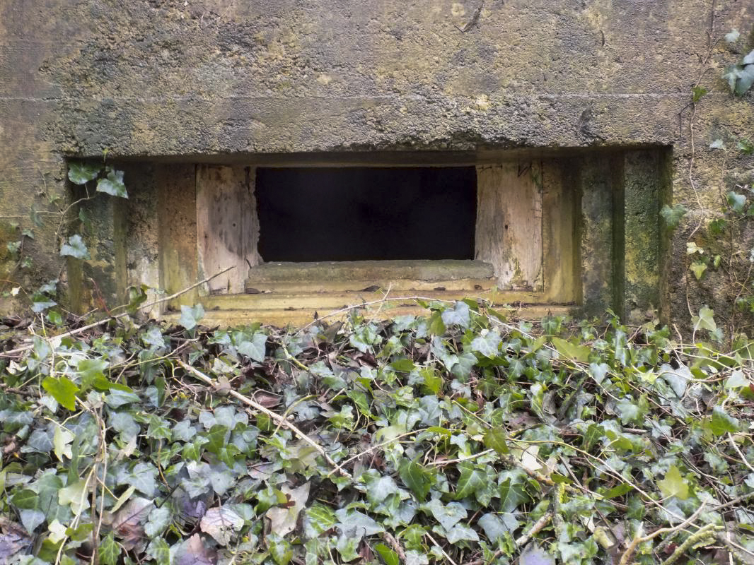 Ligne Maginot - E - CÔTE DU RÛ SUD - (Blockhaus pour arme infanterie) - Face frontale, créneau Hotchkiss. Les restes de coffrage en bois indiquent que ce bloc n'était complètement achevé.