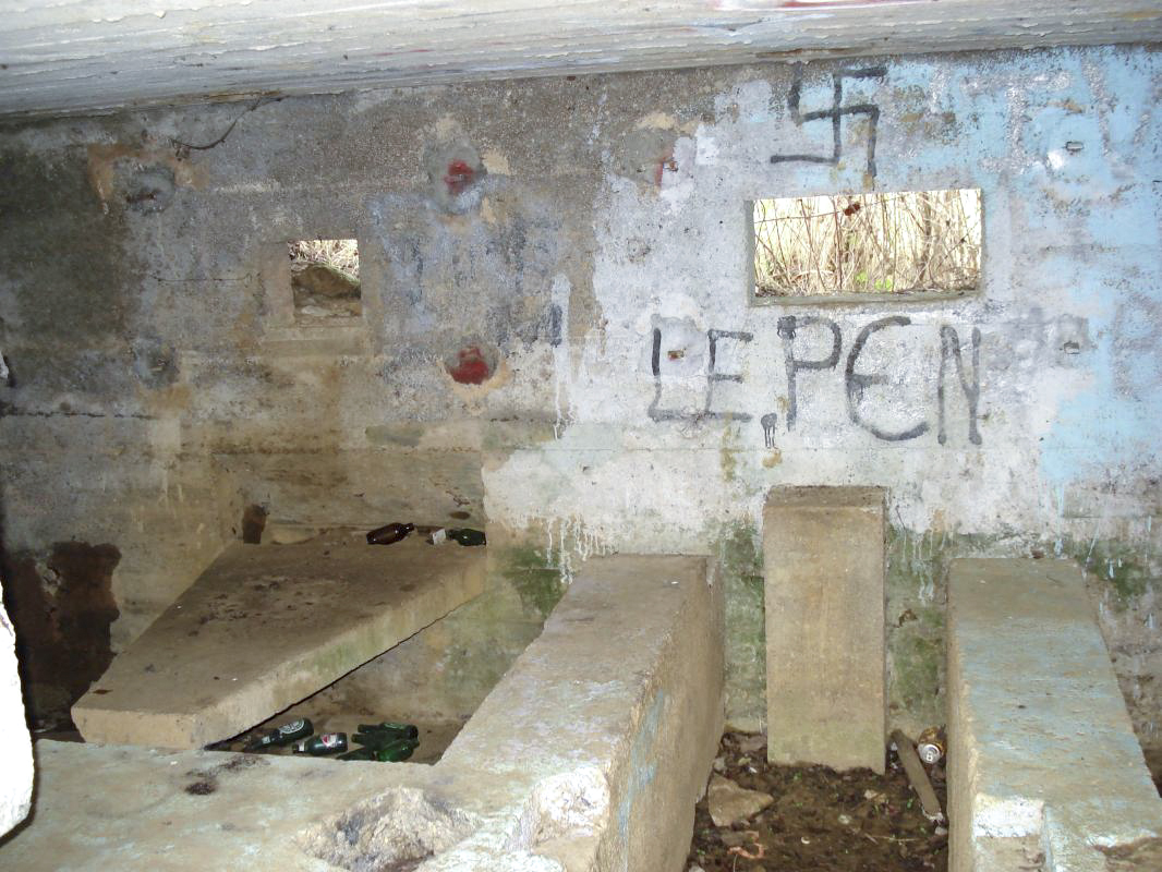 Ligne Maginot - K - FERME DU MOULIN - (Blockhaus pour canon) - Les créneaux - R Tucker
