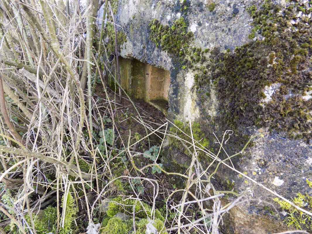 Ligne Maginot - R2 - RESERVOIR DU PAQUIS CENTRE - (Blockhaus pour arme infanterie) - Créneau face est
