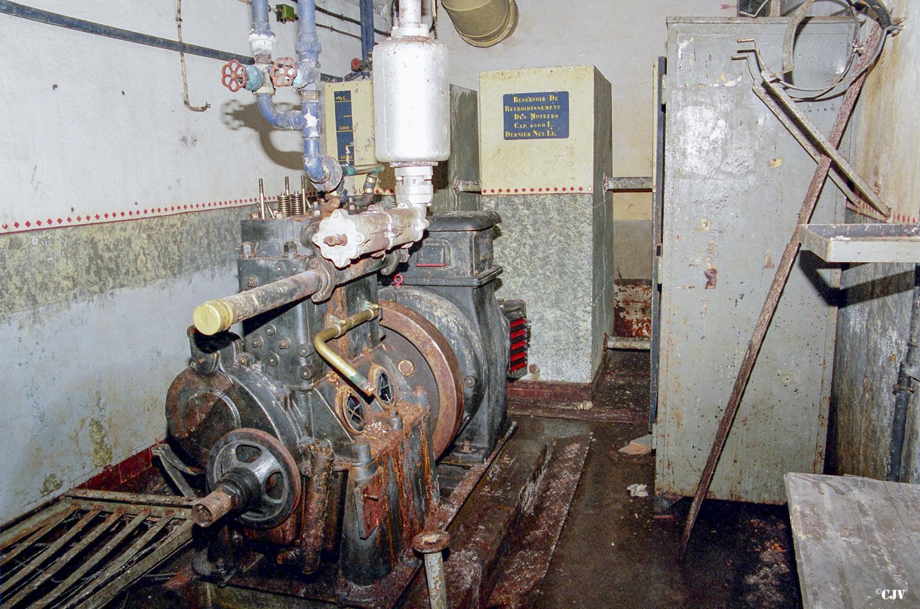 Ligne Maginot - HETTANGE GRANDE - X8 (QUARTIER ROUSSY - III/168°RIF) - (Abri) - Le groupe électrogène à moteur Baudouin DB 2 - Lia VERMEULEN