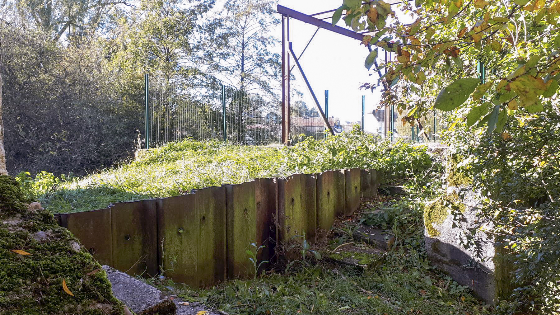 Ligne Maginot - DIGUE DE REMERING 1 - R114 - (Blockhaus pour arme infanterie) - Palplanches entre le blockhaus et le barrage - Gregory Fuchs