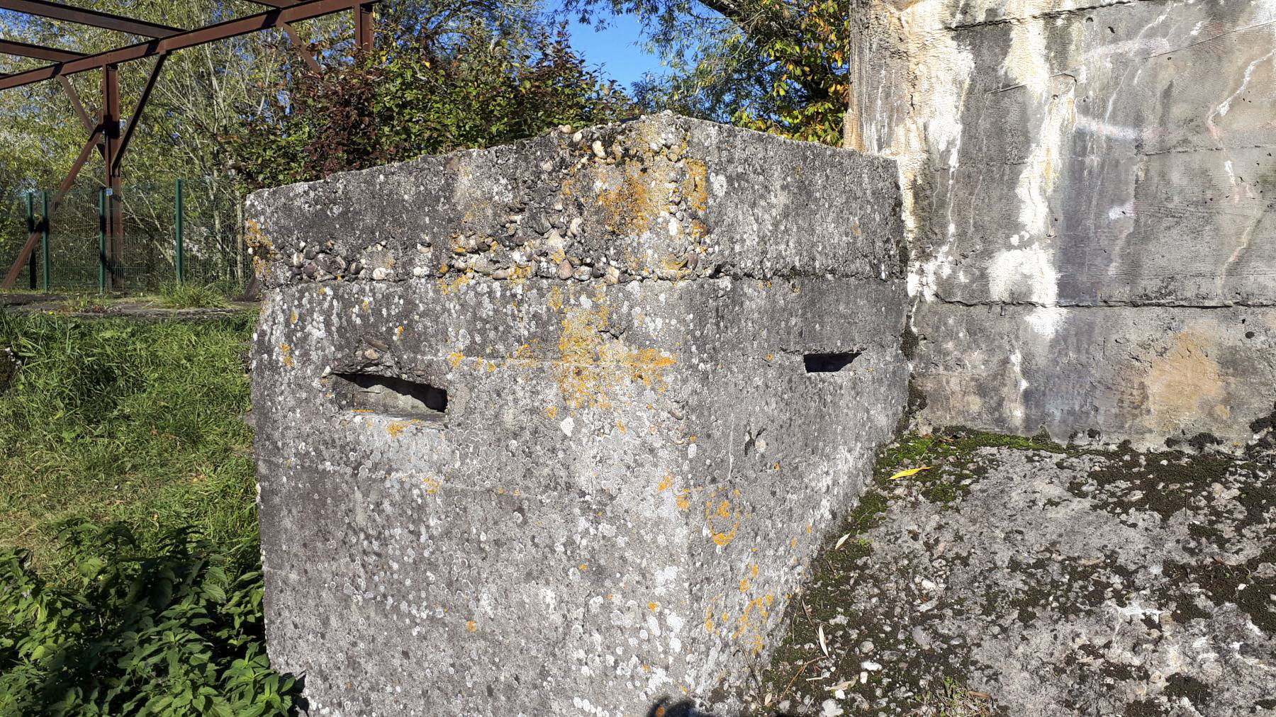 Ligne Maginot - DIGUE DE REMERING 1 - R114 - (Blockhaus pour arme infanterie) - Créneaux de défense rapprochée de l'entrée - Gregory Fuchs