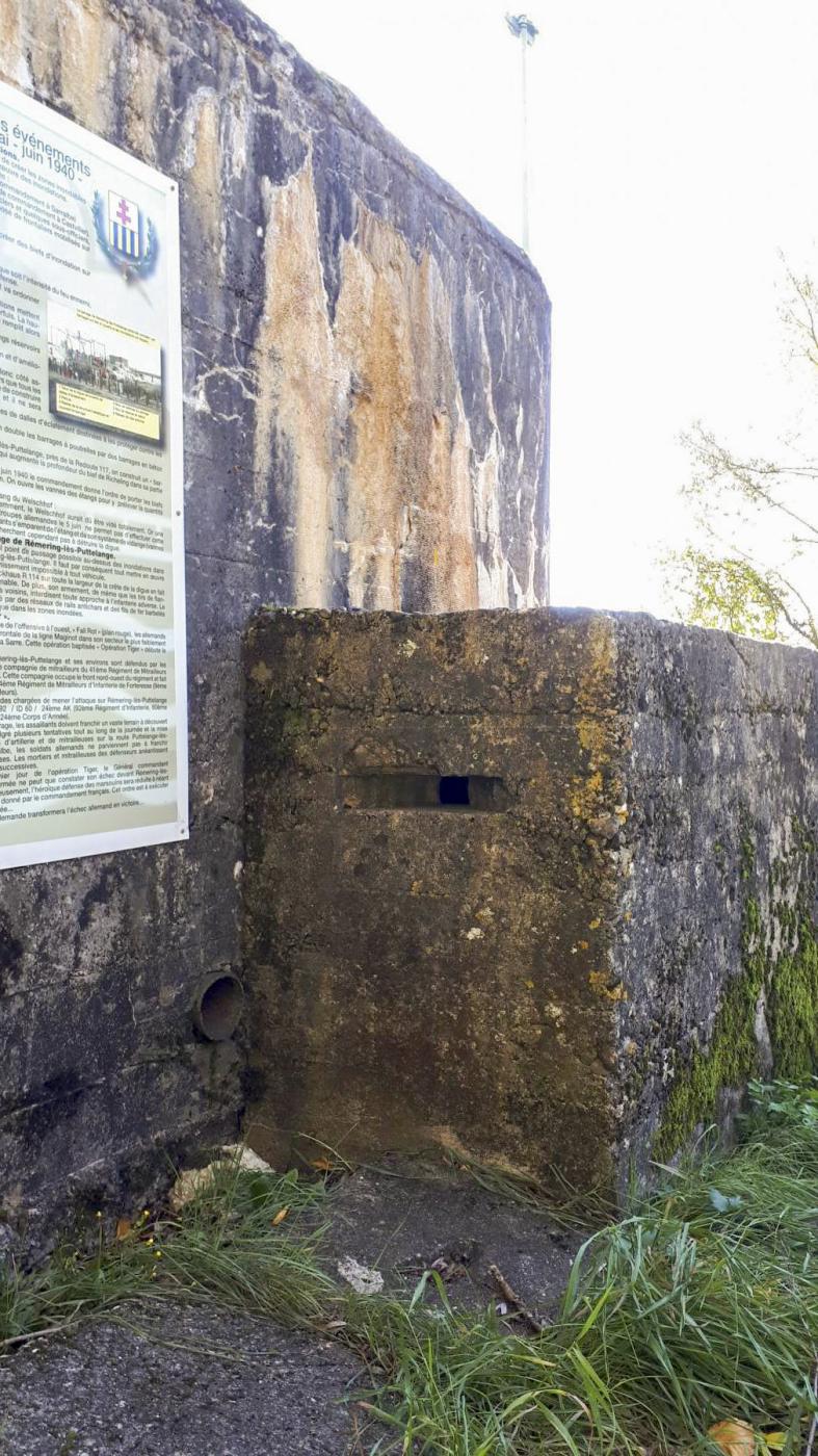 Ligne Maginot - DIGUE DE REMERING 1 - R114 - (Blockhaus pour arme infanterie) - Créneau de défense rapprochée de l'entrée - Gregory Fuchs