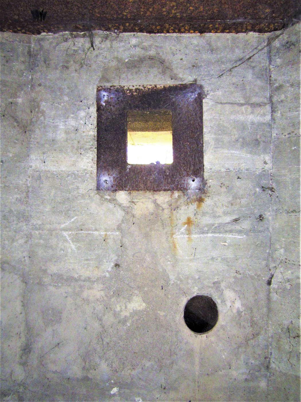 Ligne Maginot - DIGUE DE REMERING 1 - R114 - (Blockhaus pour arme infanterie) - Créneau frontal équipé d'une trémie 1939/1940 - Gregory Fuchs