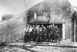 Ligne Maginot - EINSELING - A36 - (Ouvrage d'infanterie) - Photo de l'équipage devant la chambre de tir le 25 juin 1940
Sur la photo :Simon - Cochon - Lorentz - Matlinger - Baumgartener - Sgt Anstett