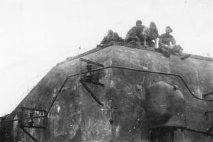 Ligne Maginot - EINSELING - A36 - (Ouvrage d'infanterie) - Détail de l'antenne TSF décalée suite à la pose du projecteur blindé
Noter le déplacement de la potence d'angle supportant les isolateurs de l'antenne