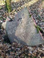Ligne Maginot - MEMMELSHOFFEN (22° RIF) - (PC de Sous-Secteur) - Plaque d'égout avec inscription en cailloux.
Etat 2022. Prête à être écrasée lors du débardage en cours...