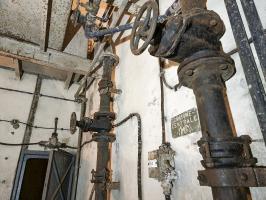 Ligne Maginot - HACKENBERG - A19 - (Ouvrage d'artillerie) - Salle des réservoirs d'eau
Les vannes pour le départ des conduites vers le reste de l'ouvrage (ici la cuisine)