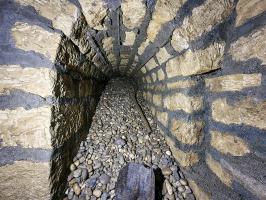 Ligne Maginot - HACKENBERG - A19 - (Ouvrage d'artillerie) - Issue secrète
Cette issue est en plan incliné, ce qui la rend unique sur toute la ligne Maginot. Elle est simplement remplie de galets jusqu'à la surface, qu'il faut logiquement déplacer en creusant.