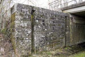 Ligne Maginot - HERBITZHEIM VOIE FERRéE SUD - (Inondation défensive) - Pertuis
Les coulisses ménagées dans les parois latérales pouvaient recevoir des madriers empilés horizontalement afin de former une bouchure