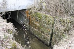 Ligne Maginot - HERBITZHEIM VOIE FERRéE SUD OUEST - (Inondation défensive) - Pertuis
Les coulisses ménagées dans les parois latérales pouvaient recevoir des madriers empilés horizontalement afin de former une bouchure