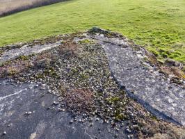 Ligne Maginot - SAINT ANTOINE - (Casemate d'infanterie - double) - Reliquat des graviers placés sur le sommet de la casemate et permettant un meilleur drainage de l'eau vers la gouttière de collecte des eaux de pluie.