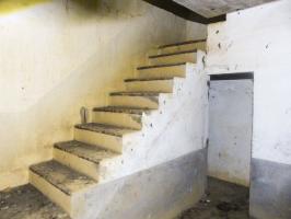 Ligne Maginot - GUERLETTE - (Casemate d'infanterie - double) - L'escalier et en dessous, la pièce de stockage du matériel Z