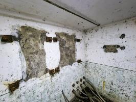 Ligne Maginot - 21M - (Chambre de coupure) - Intérieur du local téléphonique : Emplacement pour 2 boîtiers répartiteurs et certainement le boîtier de protection parafoudre (associé au boîtier de connexion pour troupes de campagne) sur la droite