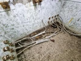 Ligne Maginot - 21M - (Chambre de coupure) - Les câbles téléphoniques, raccordés directement entre eux dans les années 1950.