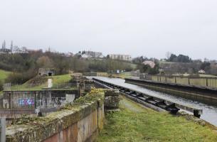Ligne Maginot - SARRALBE (BARRAGE DE) - (Inondation défensive) - Barrage coté nord. Sur cette photo on peut apercevoir, en contrebas à gauche, les rainures dans le béton destinées à recevoir les poutres de barrage