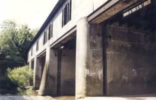 Ligne Maginot - SARRALBE (BARRAGE DE) - (Inondation défensive) - Le barrage vu en contrebas avec les réservations dans la dalle supérieure permettant le passage des poutrelles