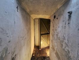 Ligne Maginot - 45T - (Chambre de coupure) - Couloir et accès au local téléphonique.
Sur la droite, ancien emplacement du boîtier de connexion pour troupes de campagne.