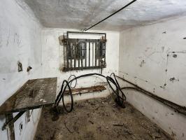 Ligne Maginot - 45T - (Chambre de coupure) - Vue globale du local téléphonique avec son matériel.
