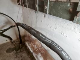 Ligne Maginot - 45T - (Chambre de coupure) - Câbles téléphoniques manchonnés entre eux à l'aide d'un moufle thermo-rétractable récent (années 1980)