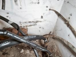 Ligne Maginot - 45T - (Chambre de coupure) - Câbles téléphoniques manchonnés entre eux à l'aide d'un moufle thermo-rétractable récent (années 1980)
