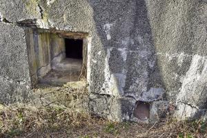 Ligne Maginot - LES OCTROIS OUEST - (Blockhaus pour canon) - Créneau de défense et goulotte lance grenade sur la façade sud