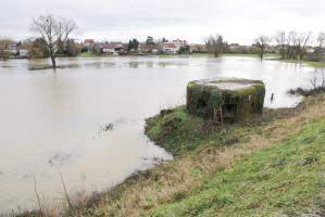 Ligne Maginot - SARRALBE BARRAGE SUD - (Blockhaus pour arme infanterie) - Le blockhaus et l'inondation de l'Albe, vue probablement très proche de la situation en 1940