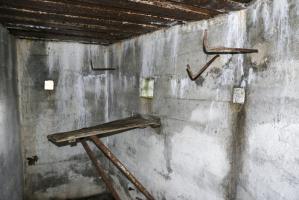Ligne Maginot - Blockhaus SCHWANDELWALD 5 - Chambre de tir. 
2 observatoires et la rudimentaire mais existante installation pour le FM