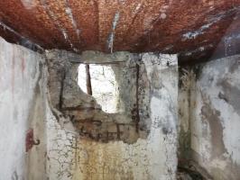 Ligne Maginot - DEHLINGEN NORD - (Central téléphonique d'observation) - L'intérieur du Central d'observation
Créneau probablememt atteint par un coup frontal