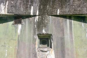 Ligne Maginot - BICHEL SUD - X19 - (Abri) - Créneau FM central de façade