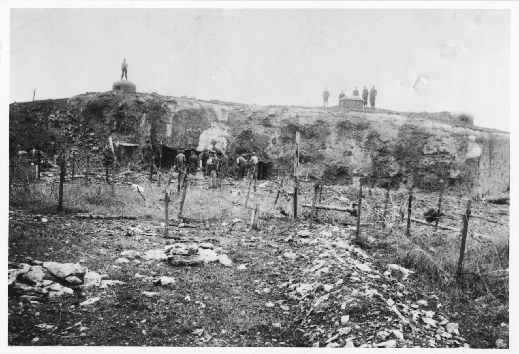 Ligne Maginot - LAUDREFANG - A37 - (Ouvrage d'infanterie) - Bloc 3
Juin 40, après l'armistice.
Le drapeau français flotte encore sur le bloc
