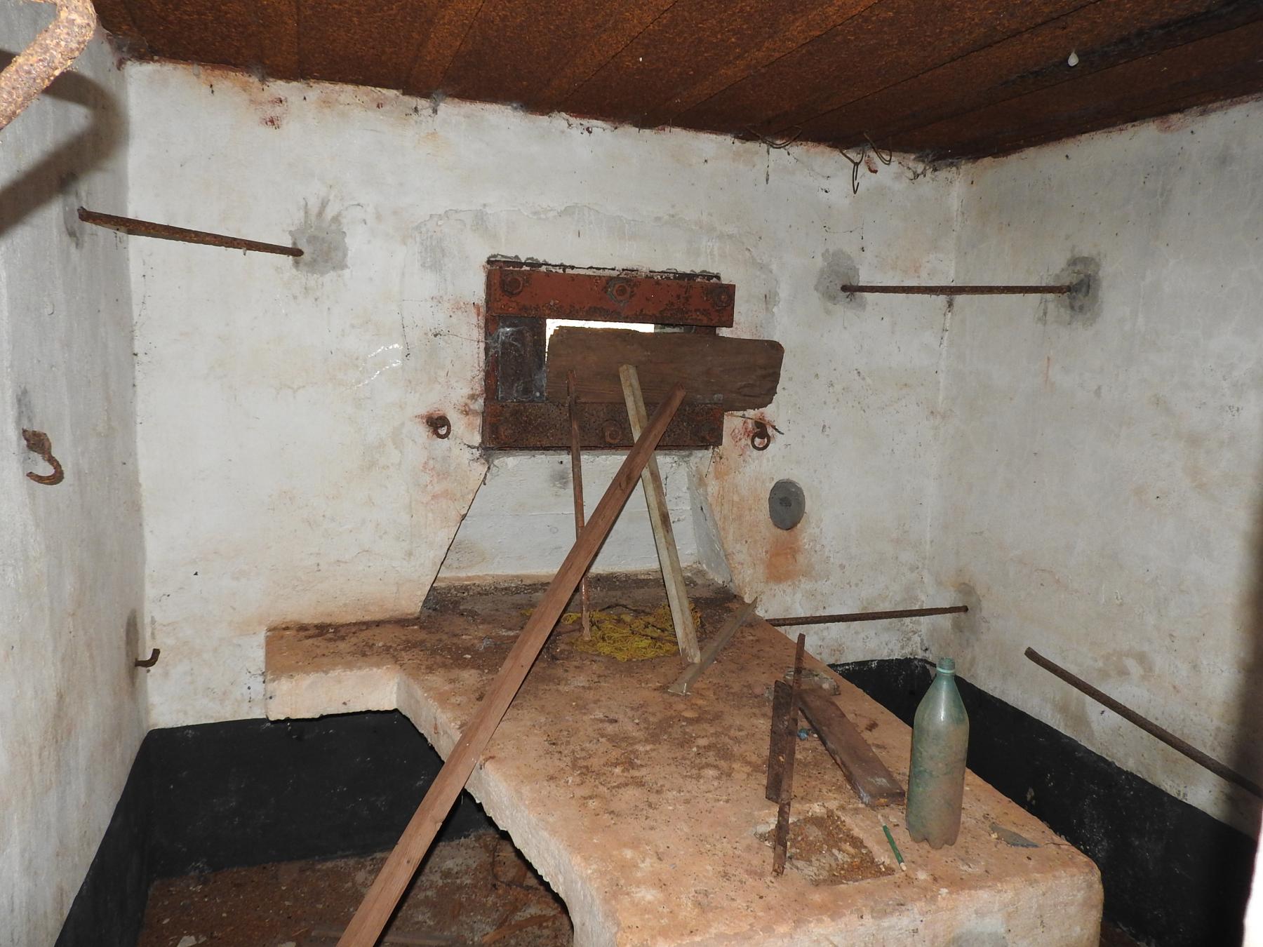 Ligne Maginot - FROHMUHL OUEST - (Blockhaus pour arme infanterie) - La chambre de tir pour mitrailleuse. - STENGER Mathieu