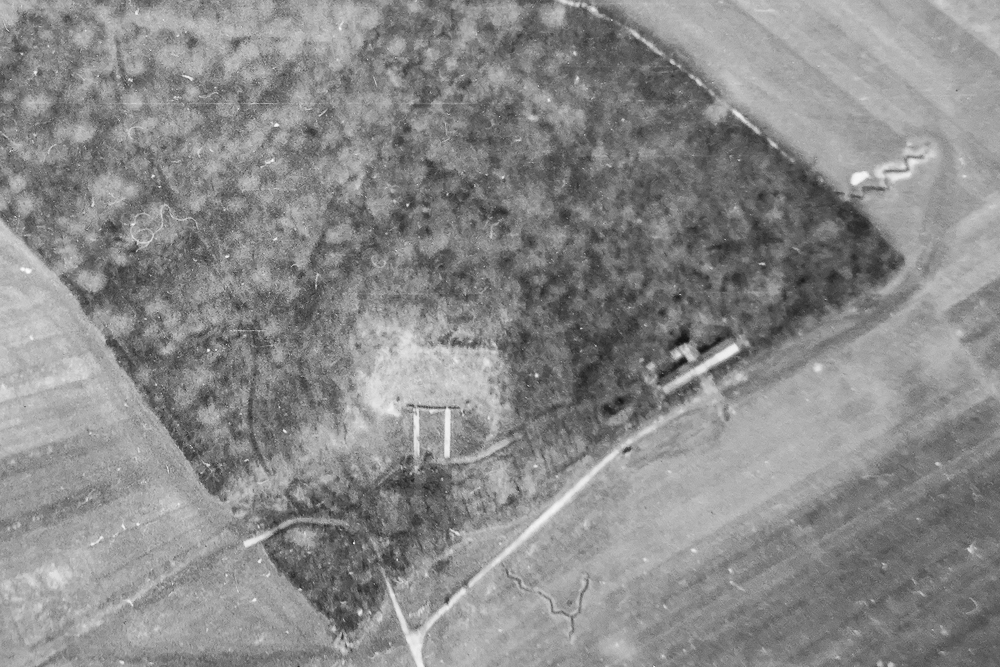 Ligne Maginot - GROS BOIS - X1 (QUARTIER LUDELANGE - I/128°RIF) - (Abri) - Vue aérienne du 11 mars 1940.
On voit bien l'abri et les deux escaliers qui y mènent, ainsi que, sur sa droite le bâtiment du casernement léger.