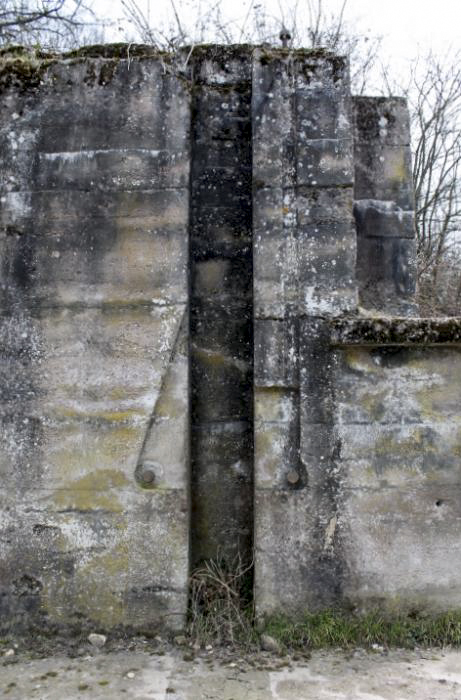 Ligne Maginot - HERBITZHEIM BARRAGE - (Inondation défensive) - Vue rapprochée d'une coulisse
Noter les tourillons permettant la manoeuvre des éléments à empiler dans le pertuis