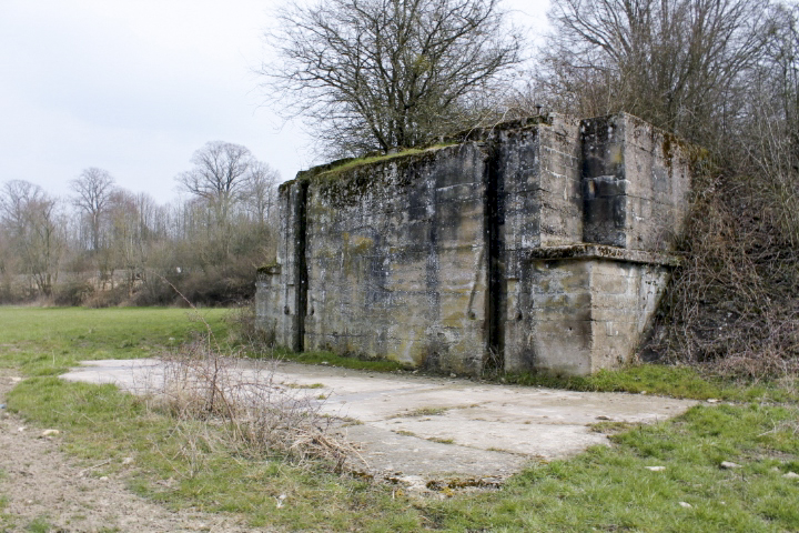 Ligne Maginot - HERBITZHEIM BARRAGE - (Inondation défensive) - Parois latérale
Les coulisses ménagées dans les parois latérales pouvaient recevoir des madriers empilés horizontalement afin de former une bouchure