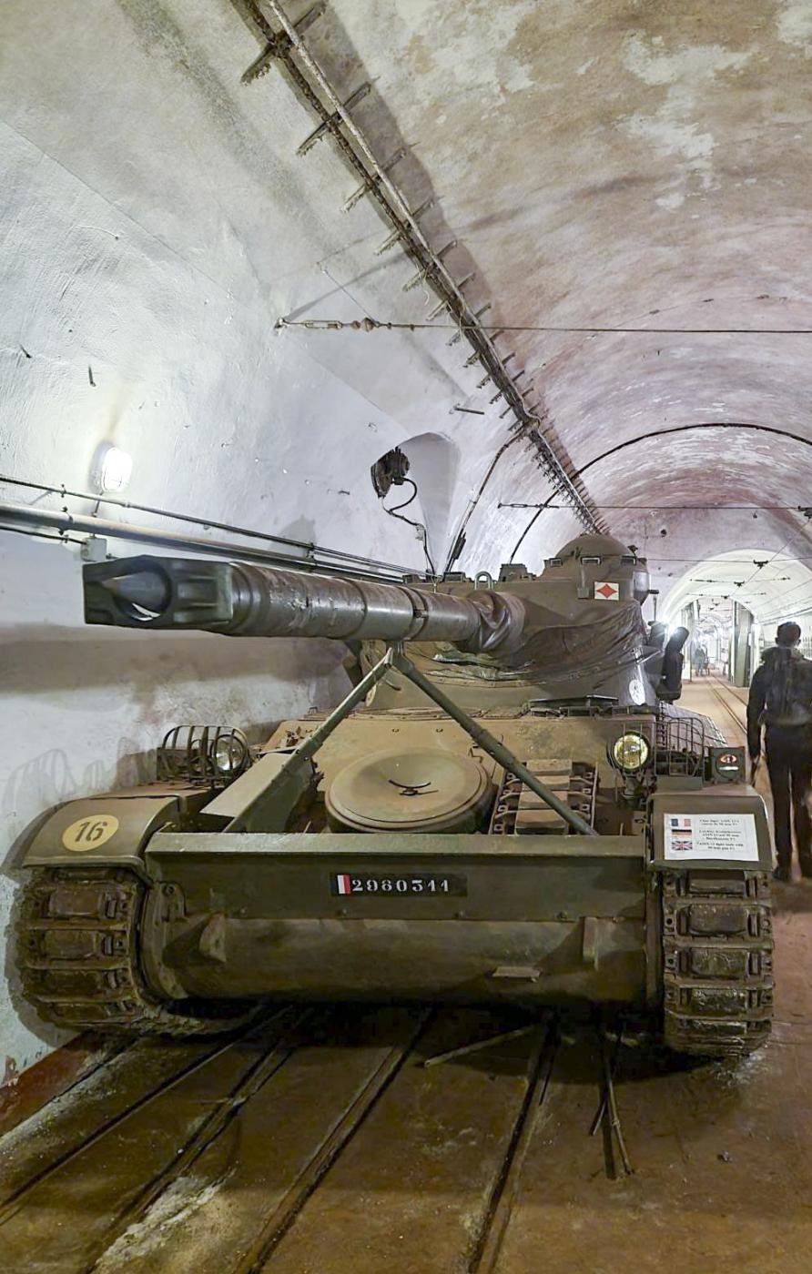 Ligne Maginot - HACKENBERG - A19 - (Ouvrage d'artillerie) - AMX 13-90 dans l'une des gares arrières du Hackenberg - DK_Antoine4