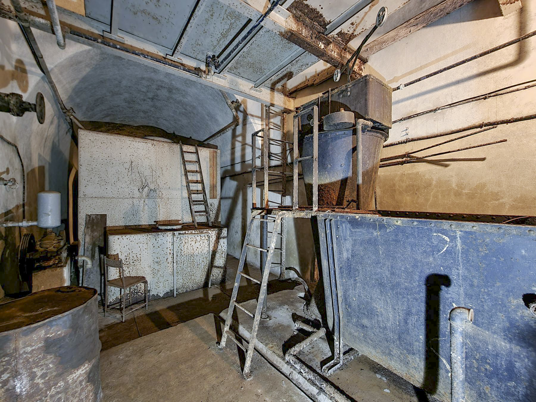 Ligne Maginot - HACKENBERG - A19 - (Ouvrage d'artillerie) - Réservoirs d'eau
Au fond, les 3 grosses cuves de réserves. Au plafond, le réservoir d'eau quotidien. Sur la droite, un procédé pour filtrer l'eau. - DK_Antoine4