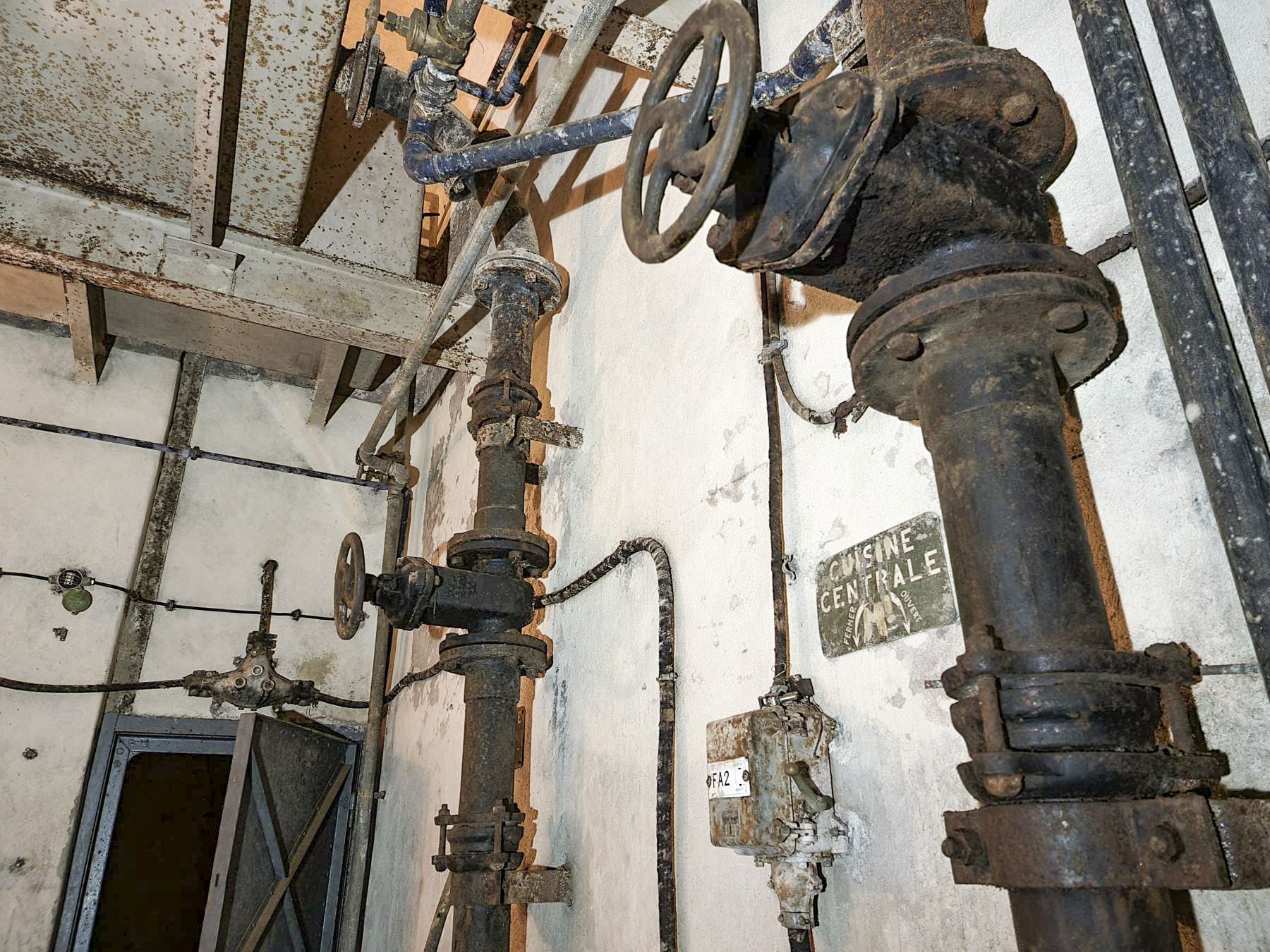 Ligne Maginot - HACKENBERG - A19 - (Ouvrage d'artillerie) - Salle des réservoirs d'eau
Les vannes pour le départ des conduites vers le reste de l'ouvrage (ici la cuisine) - DK_Antoine4