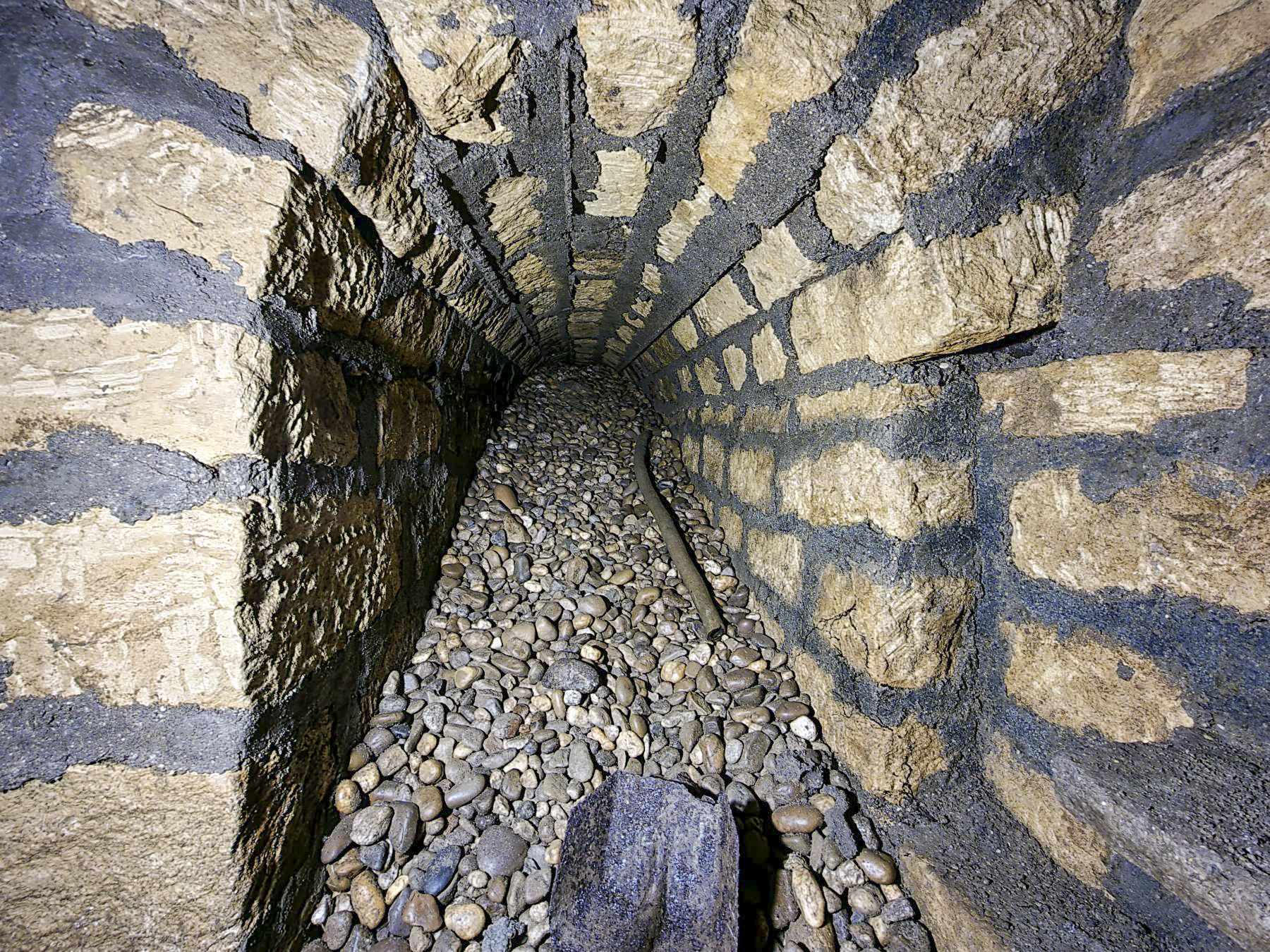 Ligne Maginot - HACKENBERG - A19 - (Ouvrage d'artillerie) - Issue secrète
Cette issue est en plan incliné, ce qui la rend unique sur toute la ligne Maginot. Elle est simplement remplie de galets jusqu'à la surface, qu'il faut logiquement déplacer en creusant. - DK_Antoine4