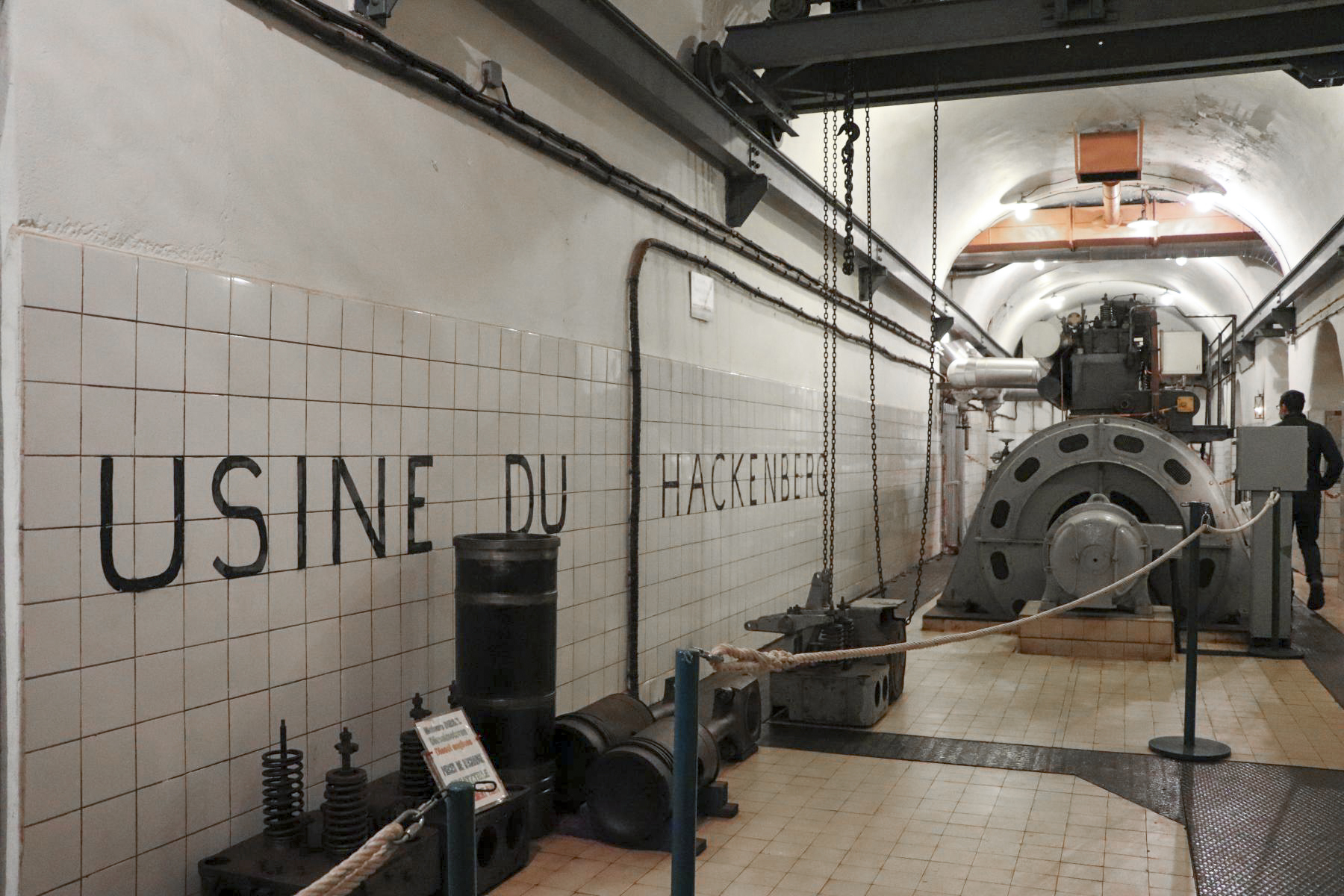 Ligne Maginot - HACKENBERG - A19 - (Ouvrage d'artillerie) - L'usine du Hackenberg (4x SGCM GVU42 de 350 chevaux) avec l'inscription attenante sur le carrelage. - DK_Antoine4