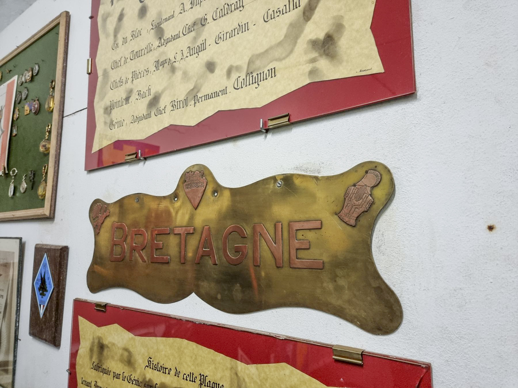 Ligne Maginot - HACKENBERG - A19 - (Ouvrage d'artillerie) - La plaque 'Bretagne' dans le musée du Hackenberg, qui ornait la tourelle de 2x75mm du bloc 2. Récupérée à l'armistice et emportée en Allemagne en captivité avec les hommes d'équipage de l'ouvrage, elle fut dissimulée aux geôliers, et retrouva l'ouvrage après la guerre. - DK_Antoine4