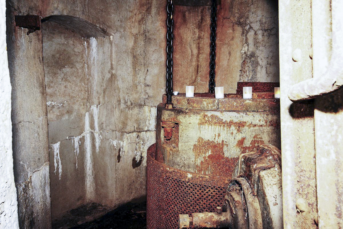 Ligne Maginot - VULMIS OU VULMIX - (Position d'artillerie préparée) - Contrepoids de la tourelle de mitrailleuse de droite