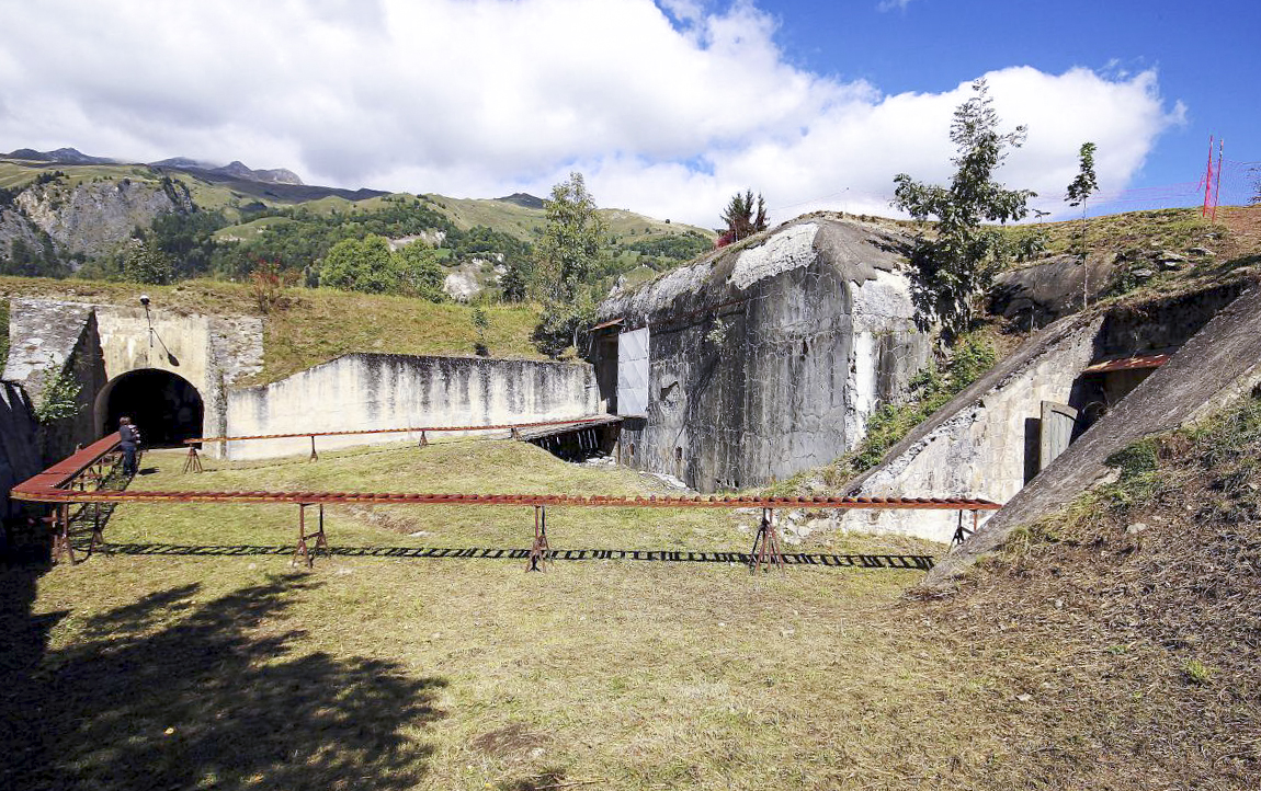 Ligne Maginot - VULMIS OU VULMIX - (Position d'artillerie préparée) - Cour de la casemate 3 et 4 - Michel & Philippe ZIMMER