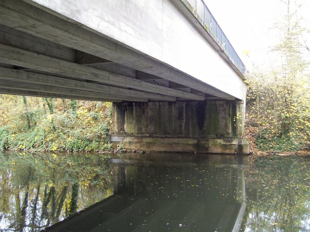 Ligne Maginot - 1.0 M - (DMP - Dispositif de Mine Permanent) - On voit les crochets sous le pont pour les caisses d'explosif
Photo du pont actuel (2015)