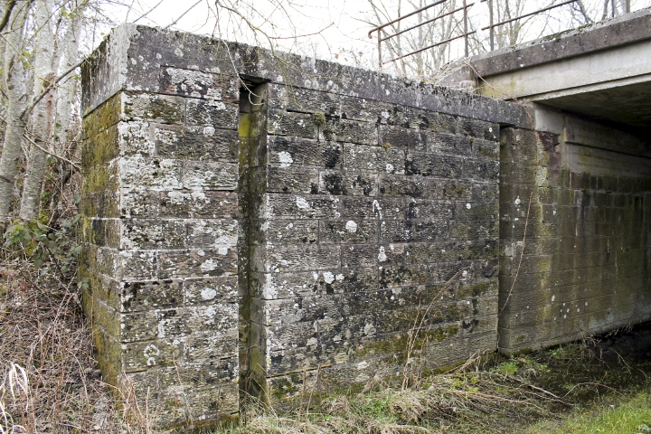 Ligne Maginot - HERBITZHEIM VOIE FERRéE SUD - (Inondation défensive) - Pertuis
Les coulisses ménagées dans les parois latérales pouvaient recevoir des madriers empilés horizontalement afin de former une bouchure