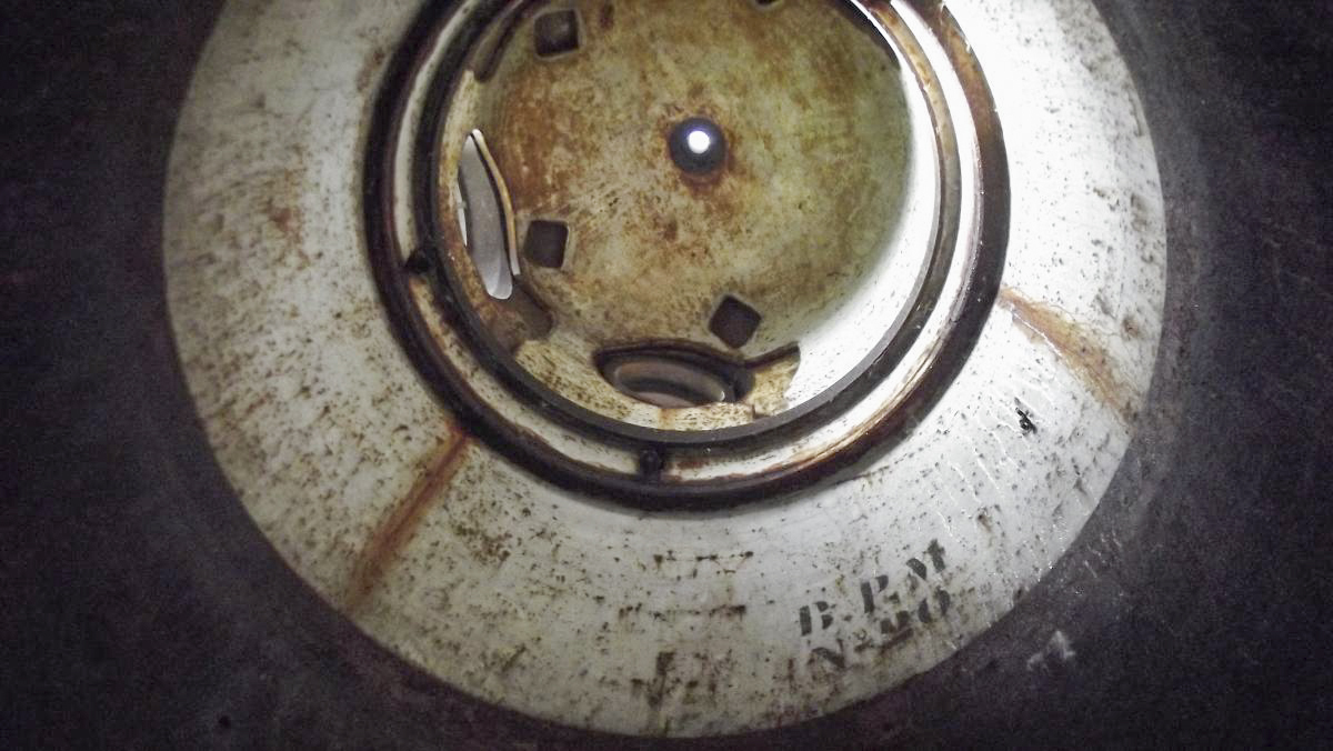 Ligne Maginot - SAINT ANTOINE - (Casemate d'infanterie - double) - Intérieur de la cloche GFM, on remarquera les lettres et chiffres en pochoir ( BPM n°20 = BLINDAGE PETIT MODELE N°20 )