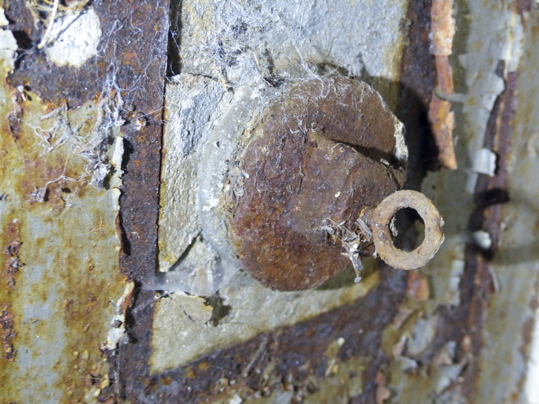 Ligne Maginot - GUERLETTE - (Casemate d'infanterie - double) - Tube d'évacuation du surplus de pression dans la chambre de tir et son bouchon d'obturation