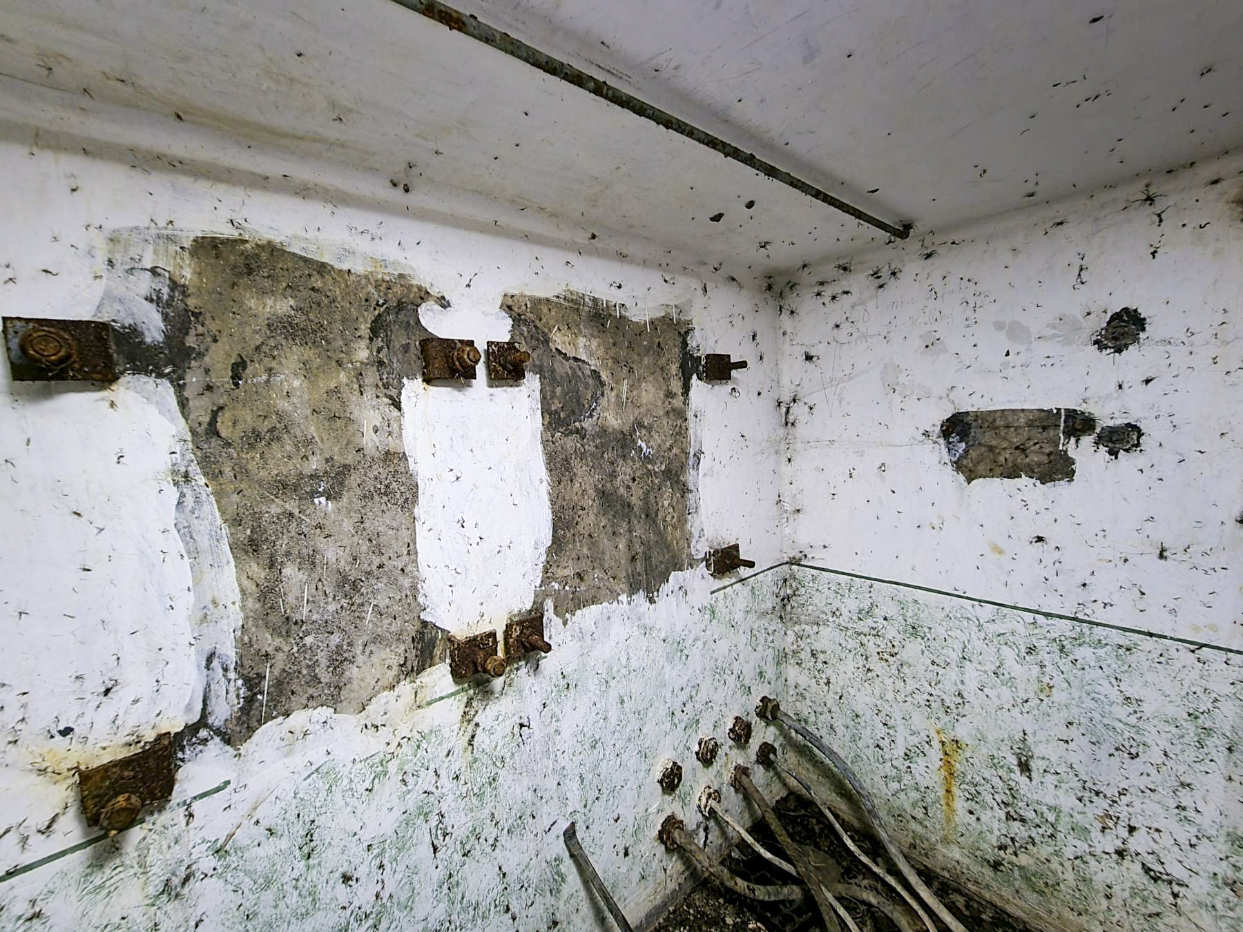 Ligne Maginot - 21M - (Chambre de coupure) - Intérieur du local téléphonique : Emplacement pour 2 boîtiers répartiteurs et certainement le boîtier de protection parafoudre (associé au boîtier de connexion pour troupes de campagne) sur la droite