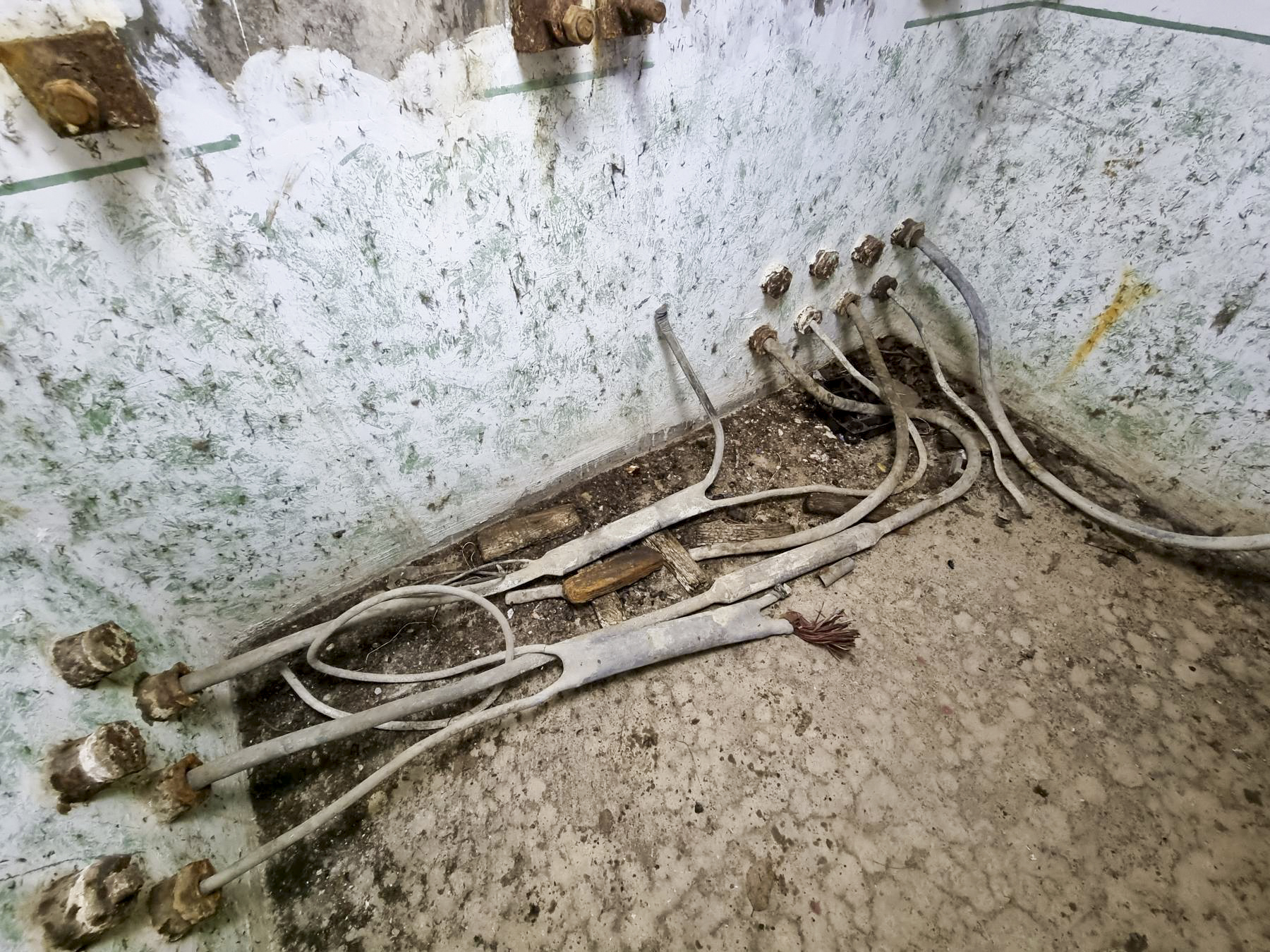 Ligne Maginot - 21M - (Chambre de coupure) - Les câbles téléphoniques, raccordés directement entre eux dans les années 1950. - DK_Antoine4